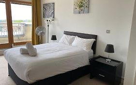Spacious 2 Bedroom Apartment At The Postbox